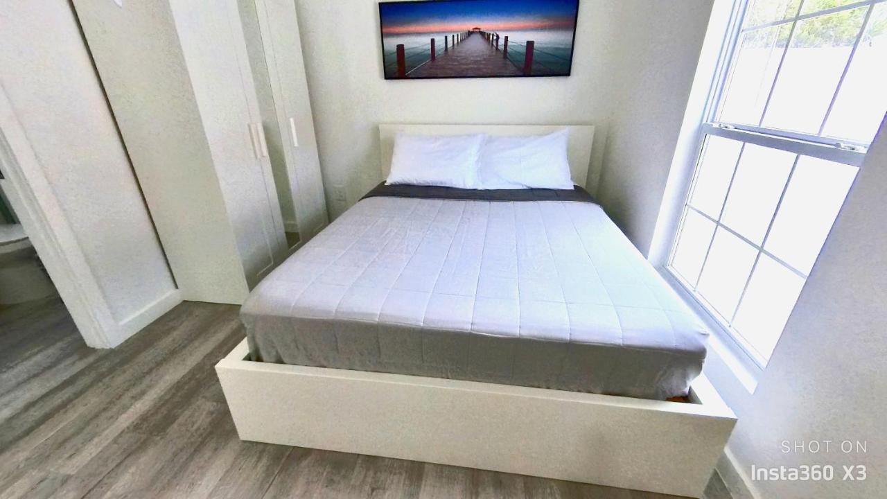 All Modern Studio With Private Entry & Parking. Brandon Exterior photo
