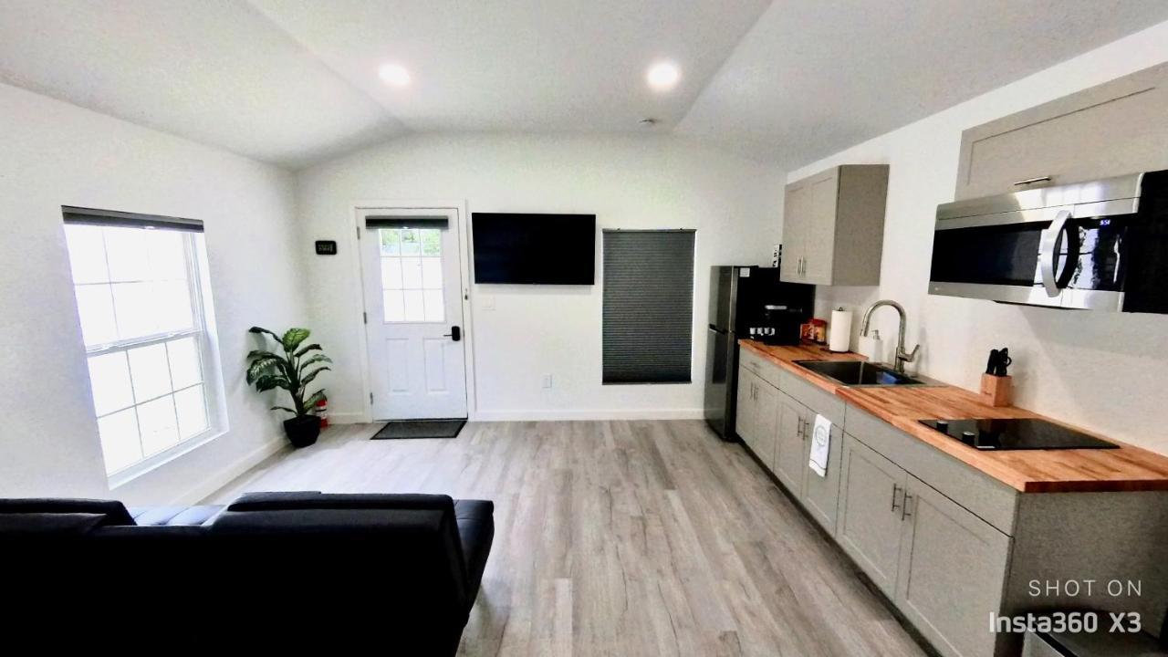 All Modern Studio With Private Entry & Parking. Brandon Exterior photo