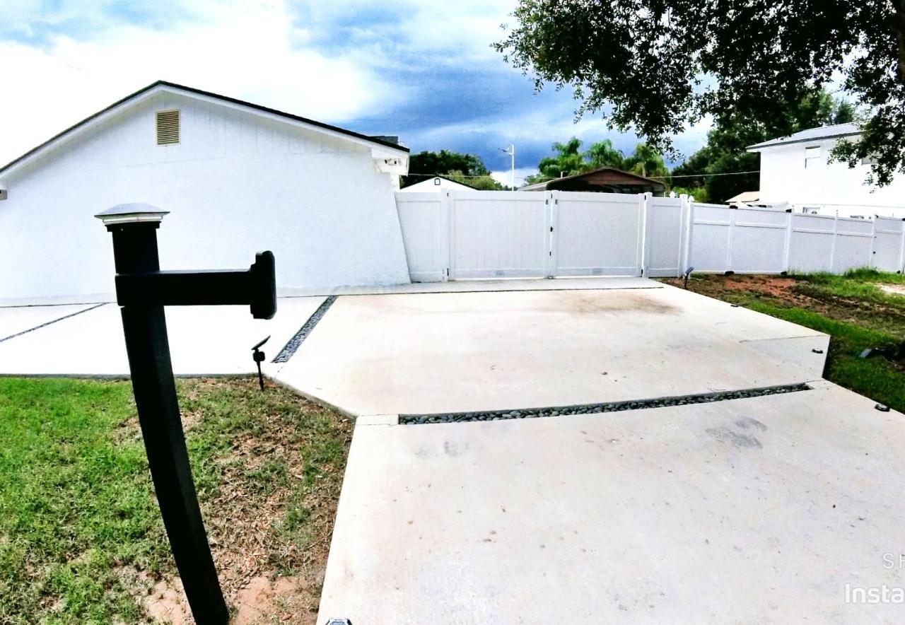 All Modern Studio With Private Entry & Parking. Brandon Exterior photo