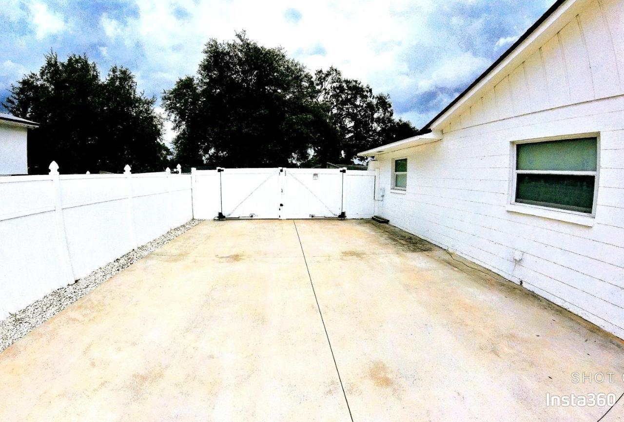 All Modern Studio With Private Entry & Parking. Brandon Exterior photo