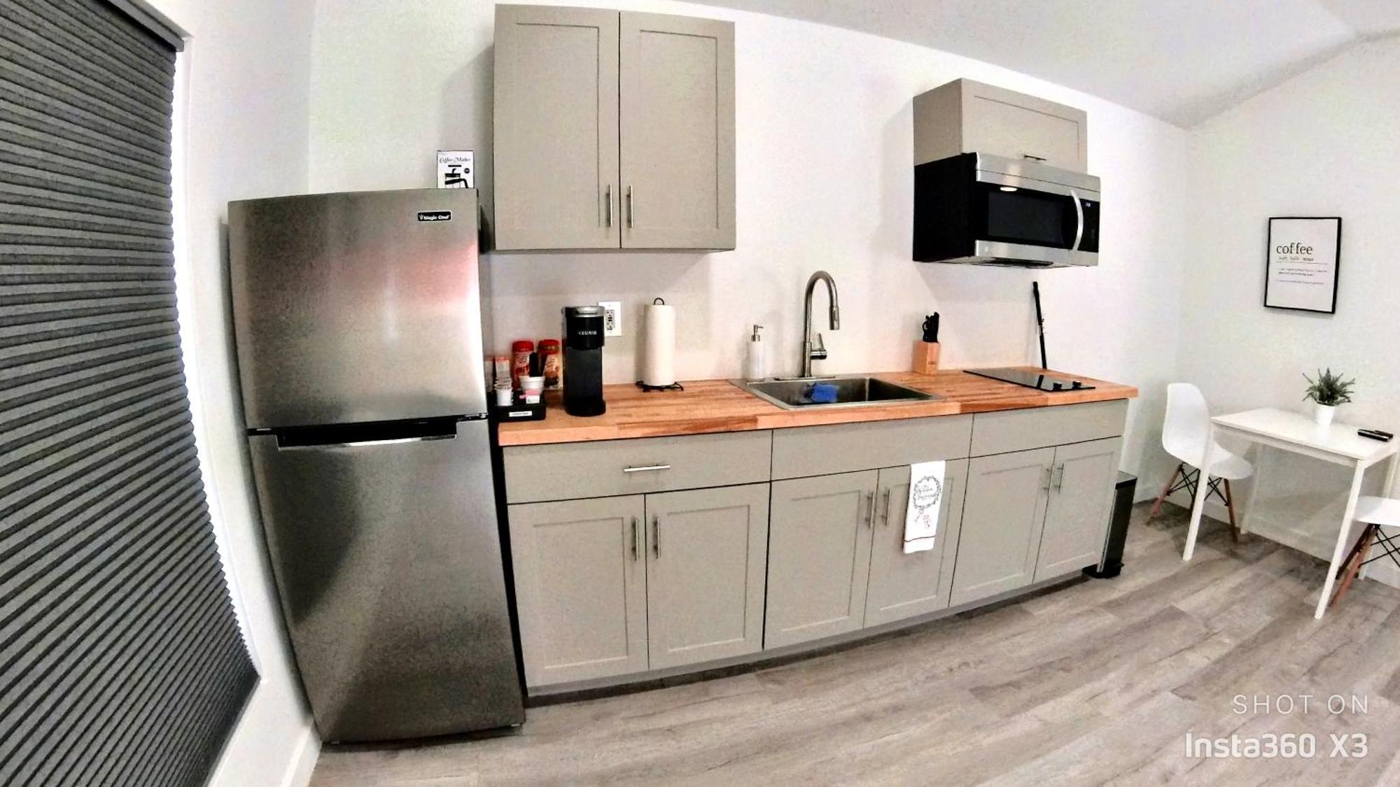 All Modern Studio With Private Entry & Parking. Brandon Exterior photo